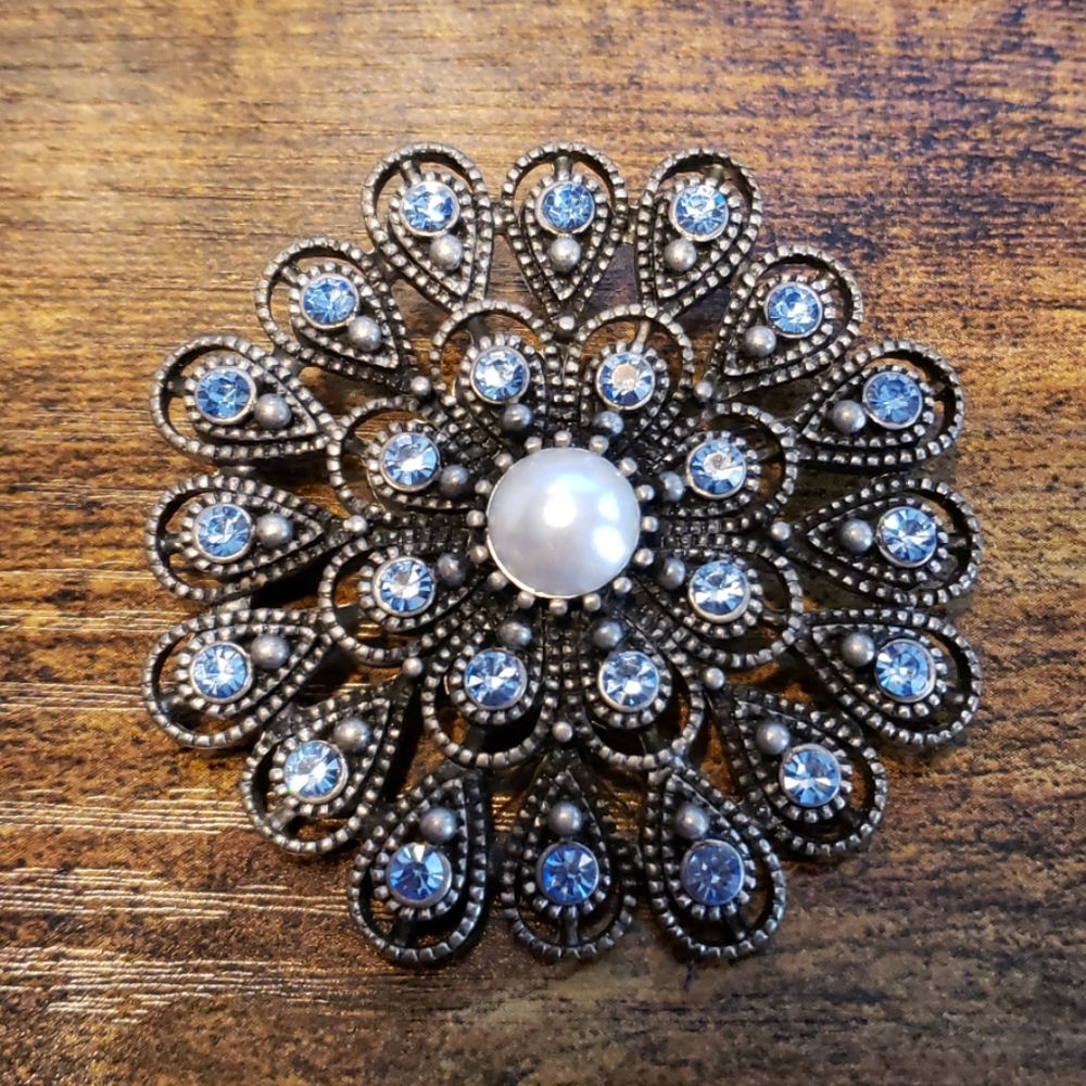 Blue stone and pearl brooch